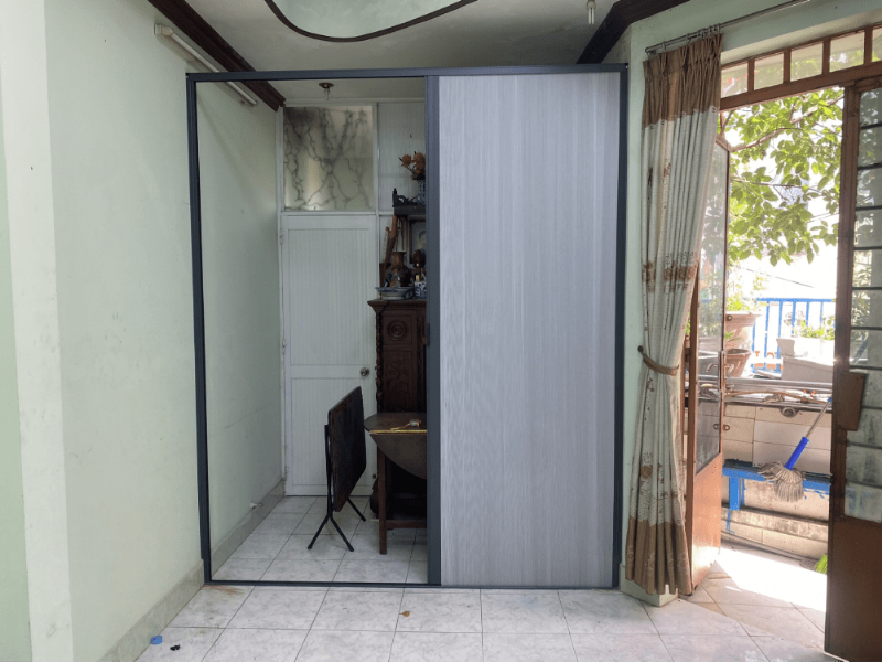 Một căn phòng trọ được bài trí gọn gàng với nội thất đơn giản, tạo cảm giác thoải mái và tích cực